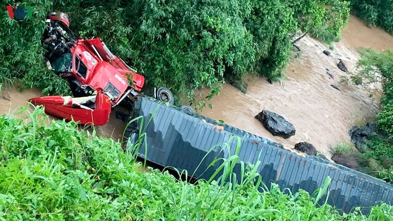 Xe container lao xuống vực sâu hơn 20m sau va chạm giao thông